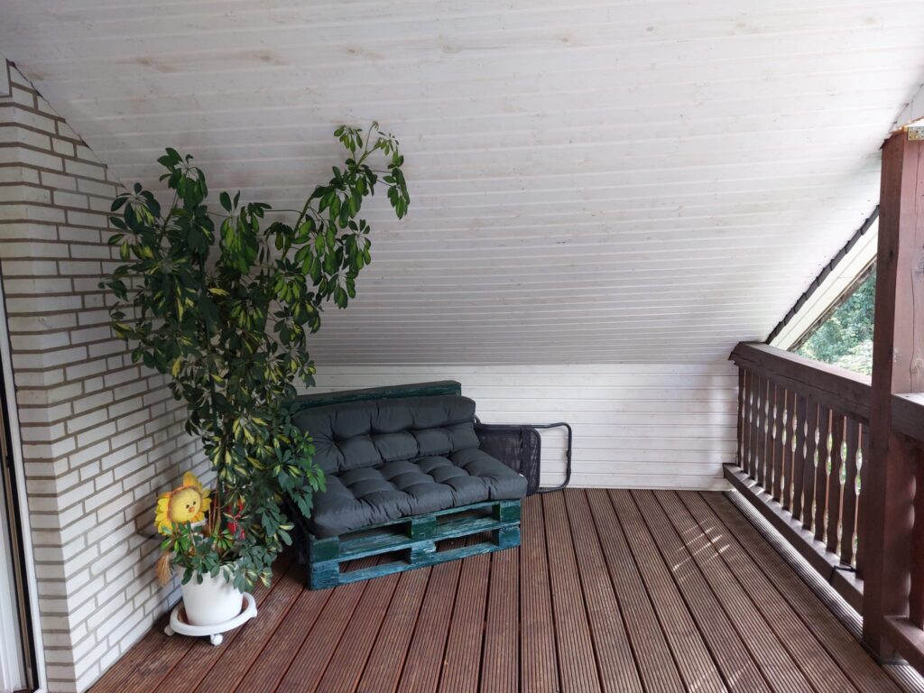 Überdachter Balkon mit Sitzmöglichkeiten; so machen Sie es sich leicht, nach einem aufregenden Tag in der Heide zu entspannen.