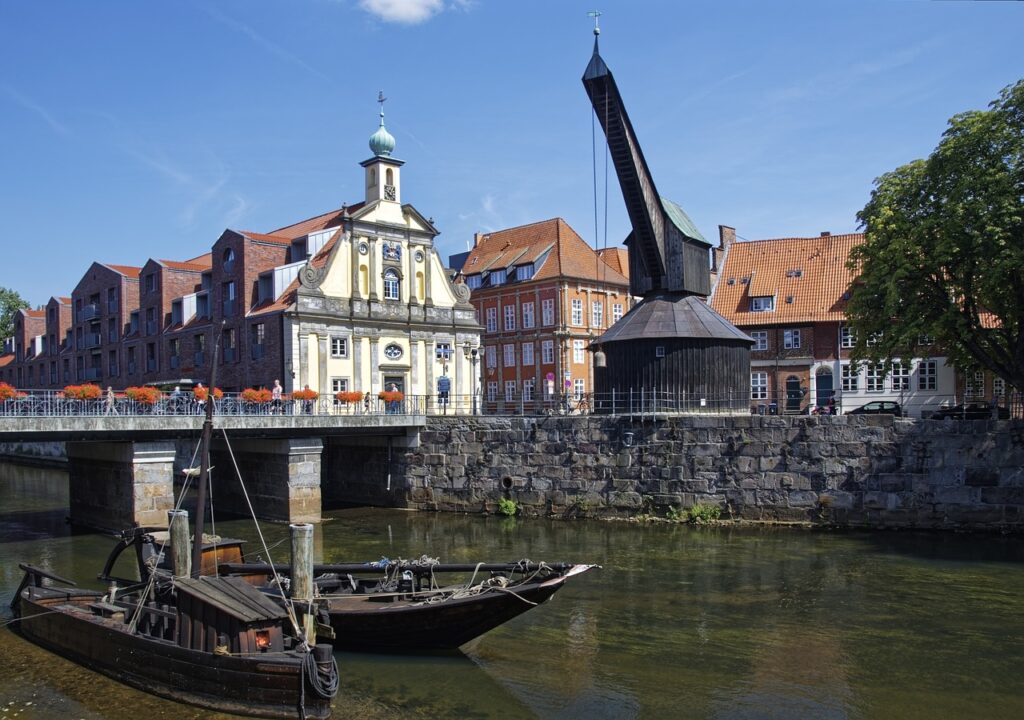 Der Altstadt Lüneburger Hafen; aus Sicht des Stintmarktes. Erleben Sie eine Zeitreise mit unserer Unterkunft in Nähe Lüneburg.